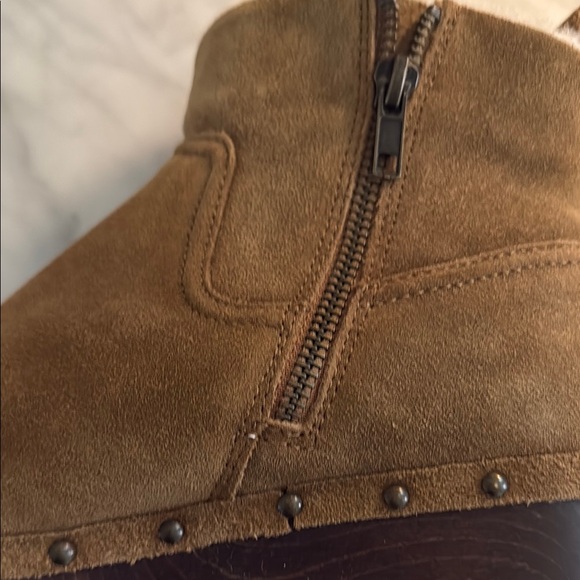 Cozy Tan Shearling-Lined Boots   Leather upper   Side zipper   Never worn - Picture 8 of 8